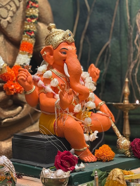 मुंबई: लाडक्या बाप्पाचं आगमन झालं आणि सर्वत्र एक वेगळाच उत्साह संचारला आहे. मनोरंजन विश्वातील कलाकारांनीही मोठ्या उत्साहात गणपती बाप्पाचं स्वागत केलं आहे.  मुंबई: लाडक्या बाप्पाचं आगमन झालं आणि सर्वत्र एक वेगळाच उत्साह संचारला आहे. मनोरंजन विश्वातील कलाकारांनीही मोठ्या उत्साहात गणपती बाप्पाचं स्वागत केलं आहे.