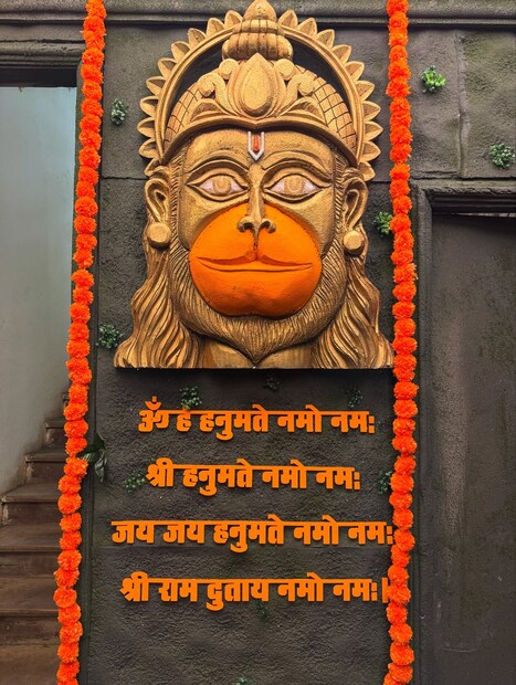 तिने फोटो शेअर करत कॅप्शनमध्ये लिहिलं आहे, “राम दूत अतुलित बल धामा || अंजनी पुत्र पवनसुत नामा || यावर्षी आमच्याकडे विराजमान आहेत… रामभक्त पवन पुत्र हनुमान”.