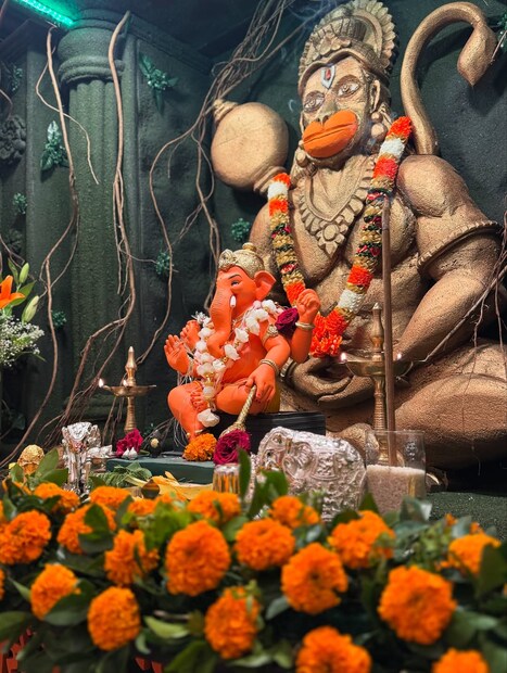 अभिज्ञा आणि मेहुलने यंदा बाप्पासाठी एक सुंदर ‘हनुमान मंदिराचा’ देखावा साकारला आहे. तिने या देखाव्याचे सुंदर फोटो सोशल मीडियावर शेअर केले आहेत, ज्यात संपूर्ण घरात फुलांची सजावट केलेली दिसत आहे.