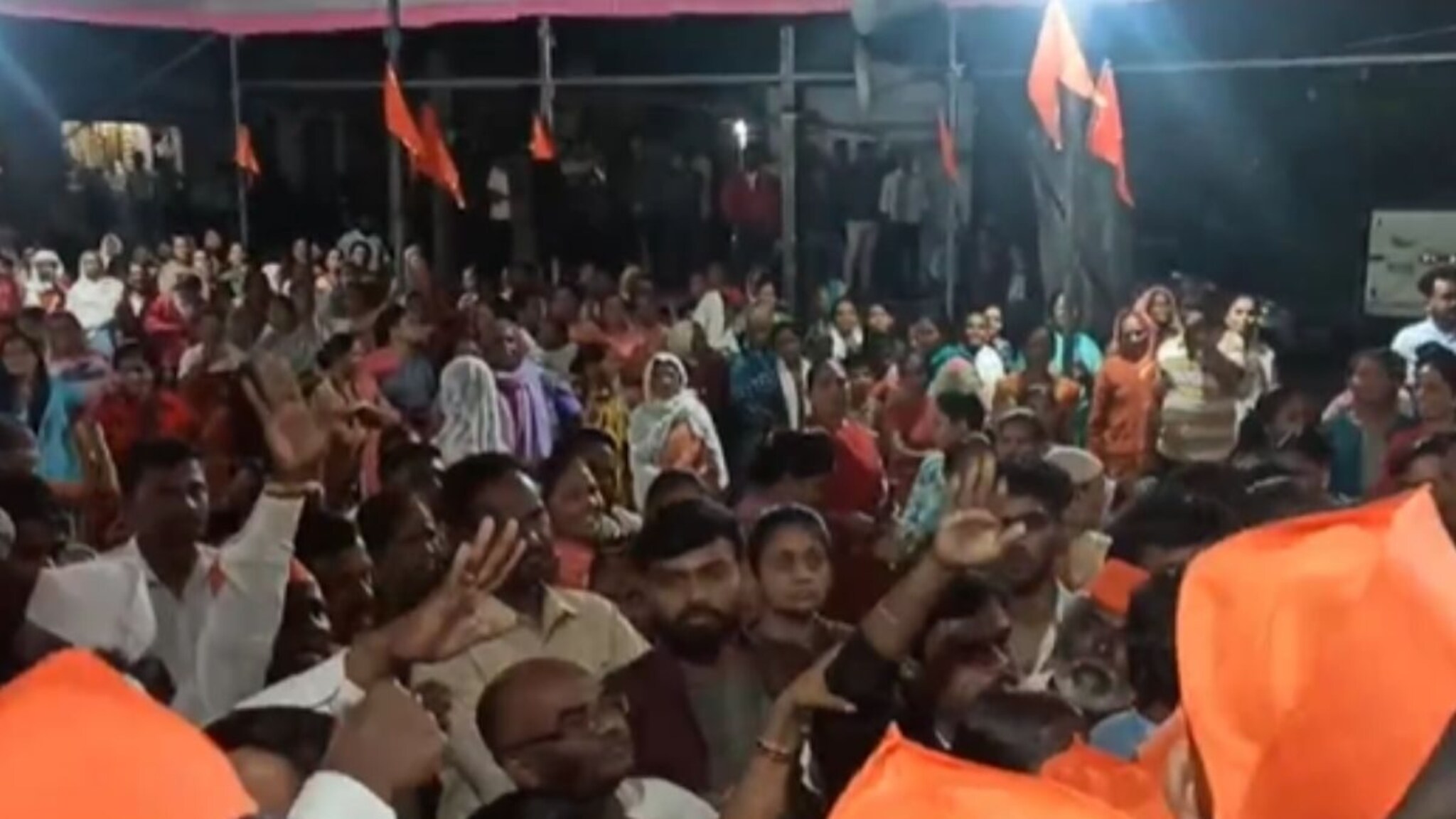 कीर्तनाच्या कार्यक्रमात तुफान राडा, महाराजांना धक्काबुकीचा प्रयत्न, आठ ते दहा जण