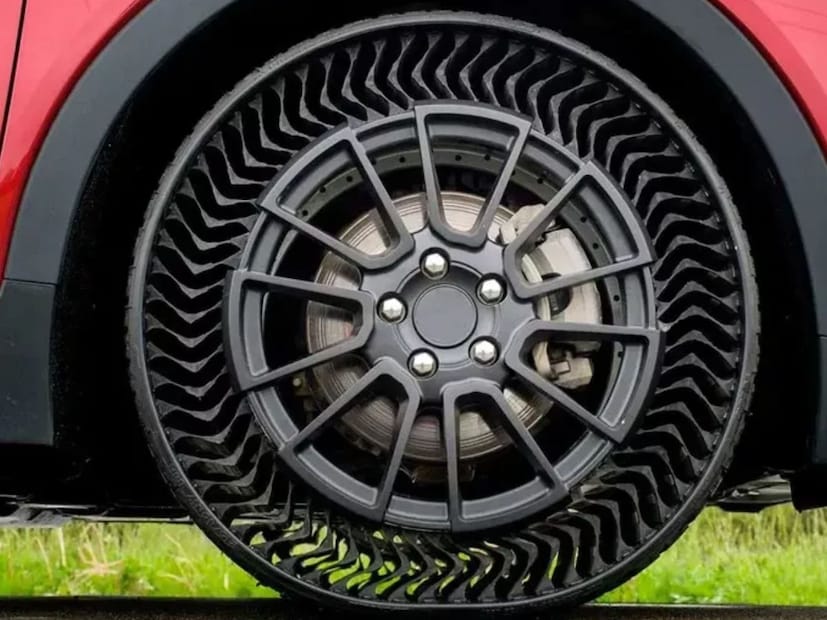 थंडीच्या काळात, रबर कडक होते, ज्यामुळे रस्त्यावर टायरची पकड कमकुवत होते आणि टायरचे आयुष्य वेगाने कमी होते. म्हणूनच संपूर्ण हंगामात तुमच्या टायर्सकडे विशेष लक्ष देणे आवश्यक आहे. या महत्त्वाच्या गोष्टींकडे लक्ष दिल्याने नको असलेला खर्च टाळता येतो.