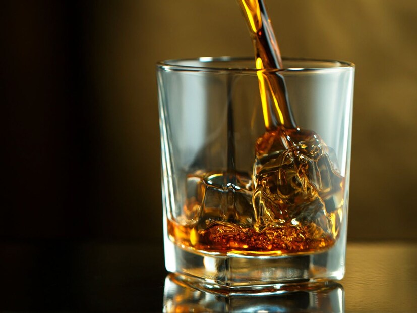 दारू ही नेहमीच शाकाहारी असते असं तुम्हाला वाटतं का? बहुतेक लोकांचा हा गैरसमज आहे. अनेकांना वाटतं की धान्य किंवा फळांपासूनच दारु बनते पण असं नाही. कारण खरं चित्र थोडं वेगळं आहे. काही ड्रिंक्स तयार करताना प्राणिजन्य घटकांचा वापर होतो आणि त्यामुळे त्या पेयांचा समावेश नॉनव्हेज श्रेणीत होतो. दारू ही नेहमीच शाकाहारी असते असं तुम्हाला वाटतं का? बहुतेक लोकांचा हा गैरसमज आहे. अनेकांना वाटतं की धान्य किंवा फळांपासूनच दारु बनते पण असं नाही. कारण खरं चित्र थोडं वेगळं आहे. काही ड्रिंक्स तयार करताना प्राणिजन्य घटकांचा वापर होतो आणि त्यामुळे त्या पेयांचा समावेश नॉनव्हेज श्रेणीत होतो.