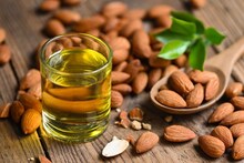 Hair Care : चिकट तेलाला कंटाळलात ? केसांच्या निरोगी पोषणासाठी ही तेलं वापरुन बघा
