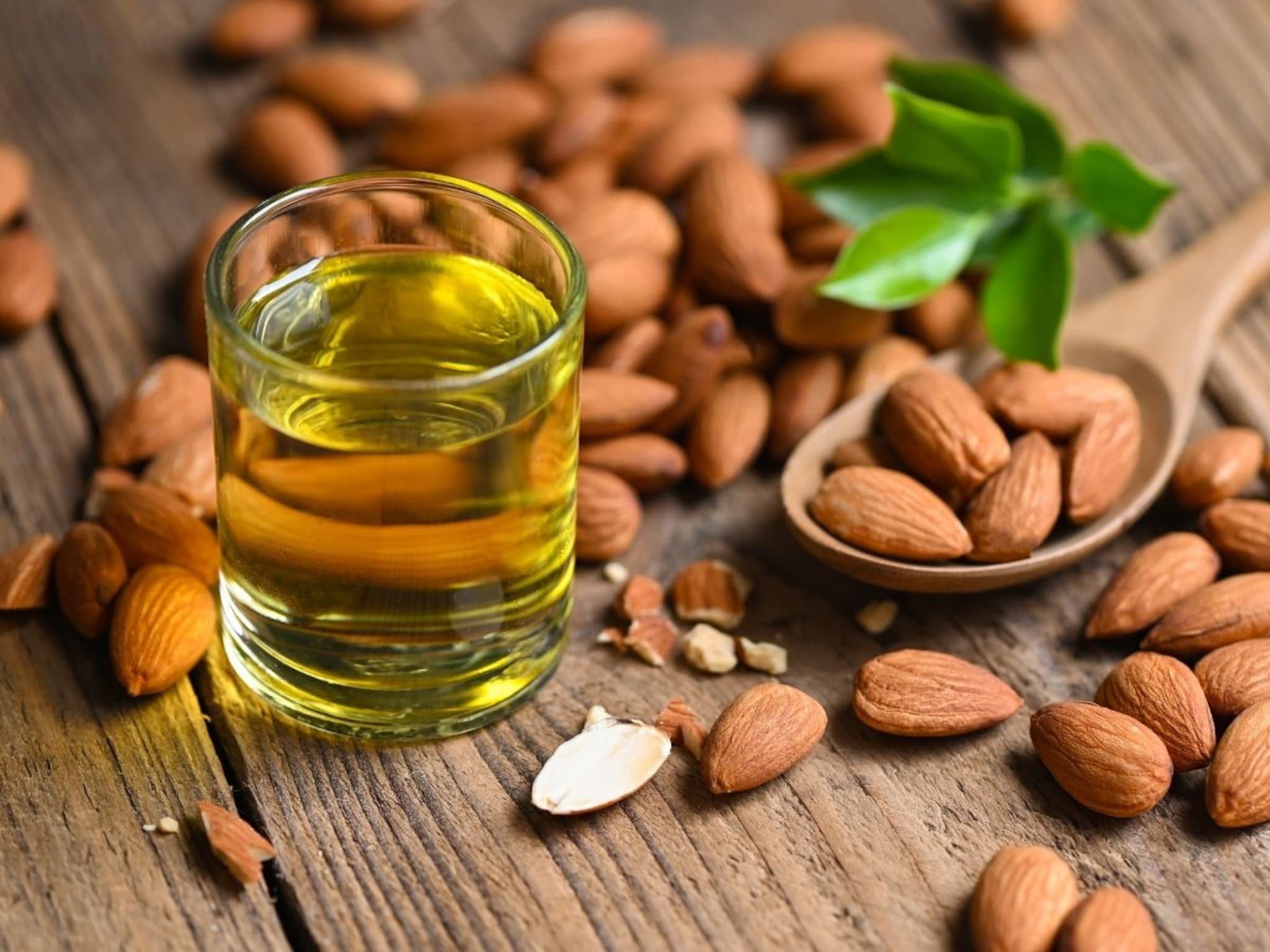 Almond Oil : हिवाळ्यात बदामाचं तेल करेल त्वचेचं रक्षण, जाणून घ्या बदाम तेलाचे फायदे