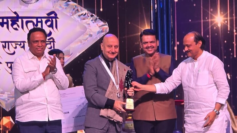 मुंबई: हिंदी सिनेसृष्टीतील दिग्गज अभिनेते अनुपम खेर यांना नुकताच '६० आणि ६१ वा महाराष्ट्र राज्य मराठी चित्रपट पुरस्कार' सोहळ्यात 'स्व. राज कपूर जीवन गौरव' पुरस्काराने सन्मानित करण्यात आलं.
