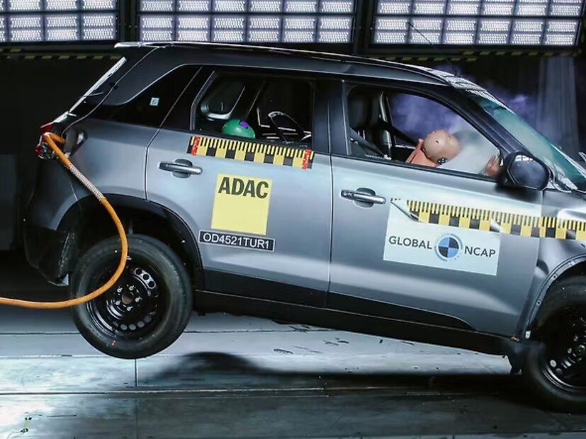 toyota urban cruiser ही एसयूव्ही हायब्रिड आहे. त्यामुळे या कारचं मायलेज हे स्ट्रॉंग हायब्रिड पॉवरट्रेन 28kmpl पर्यंत मायलेज मिळतं. याशिवाय, माइल्ड-हायब्रिड इंजिनसह येणारा सीएनजी व्हेरिएंट 26.6km पर्यंत मायलेज देतो.  या 5-सीटर एसयूव्हीची किंमत रेंज 14 लाख रुपयांपासून सुरू होते. जी 24 लाख रुपयांपर्यंत जाते (एक्स-शोरूम). या एसयूव्हीला सेफ्टीमध्ये ४ स्टार रेटिंग मिळाले आहे.