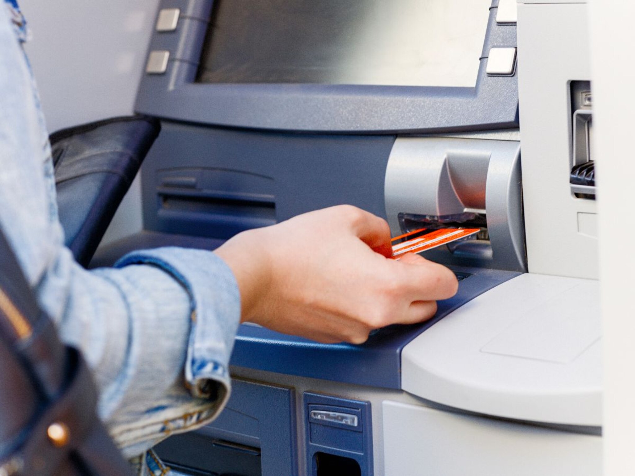 ATM कार्ड वापरण्यासाठी बँक वर्षाला किती चार्ज घेतात? तुम्ही वापरत असाल तर बेसिक नियम आधी जाणून घ्या