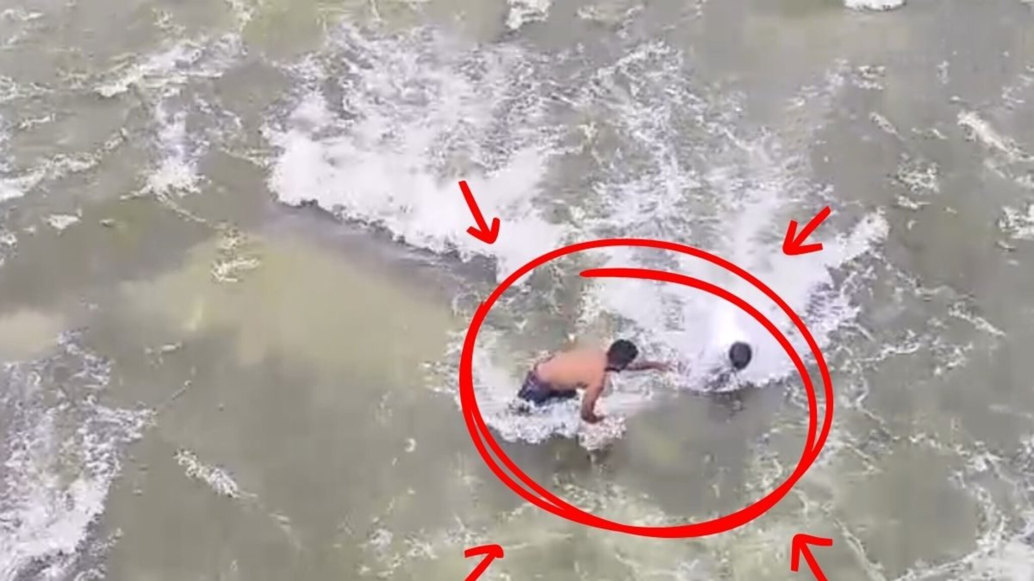 VIDEO: बीडमध्ये बिंदुसरा धरणावर तरुणाची स्टंटबाजी; वाहून जाताना थोडक्यात बचावला