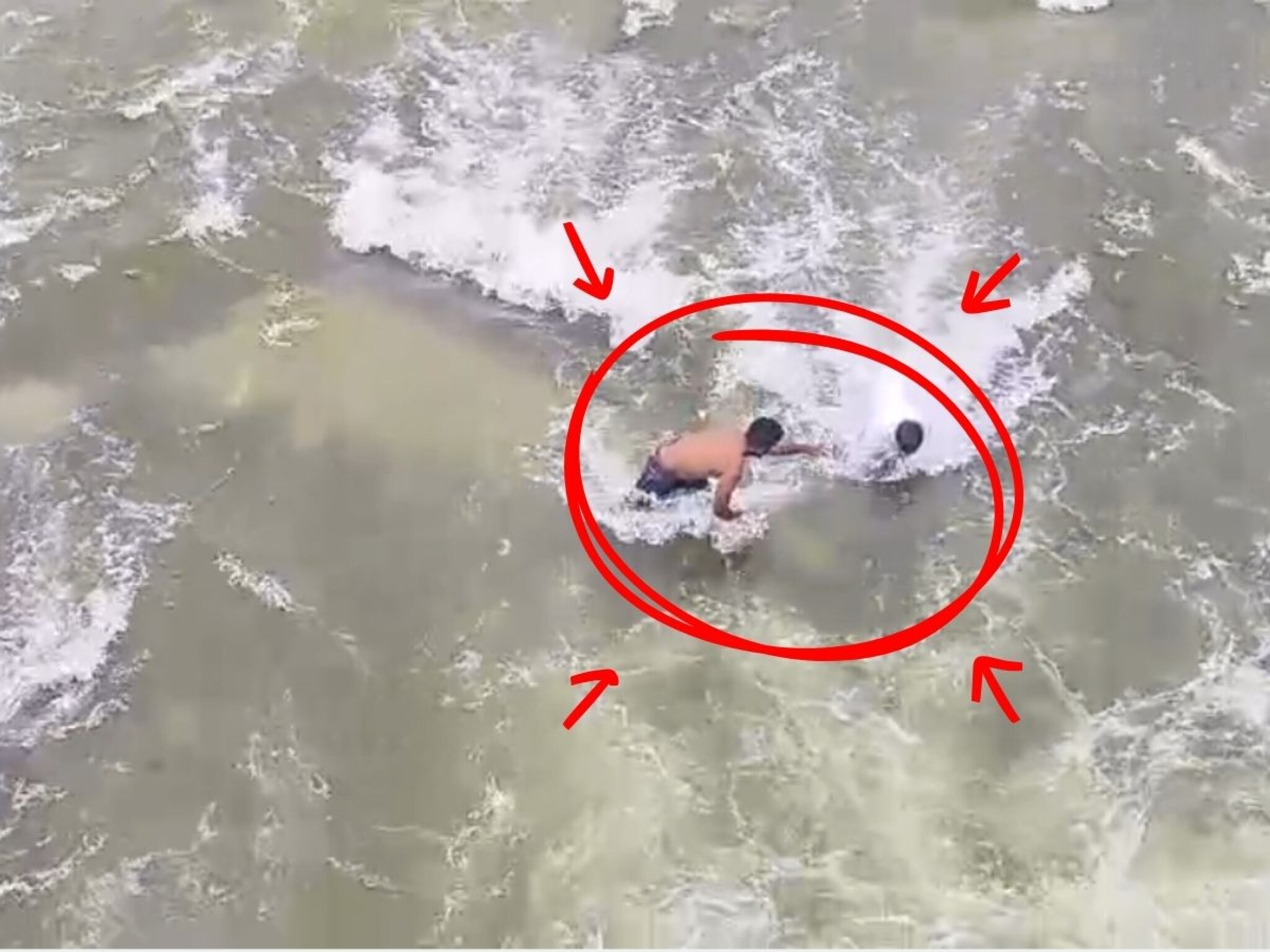 VIDEO: बीडमध्ये बिंदुसरा धरणावर तरुणाची स्टंटबाजी; वाहून जाताना थोडक्यात बचावला