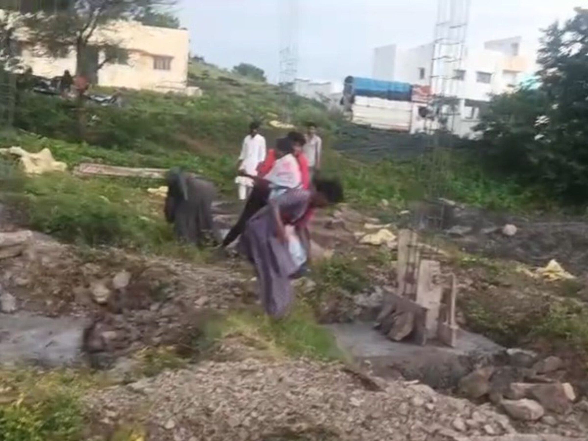 बीडमध्ये तुफान राडा, मायलेकीसह 3 महिलांना बेदम मारहाण, लोखंडी रॉडने हल्ला