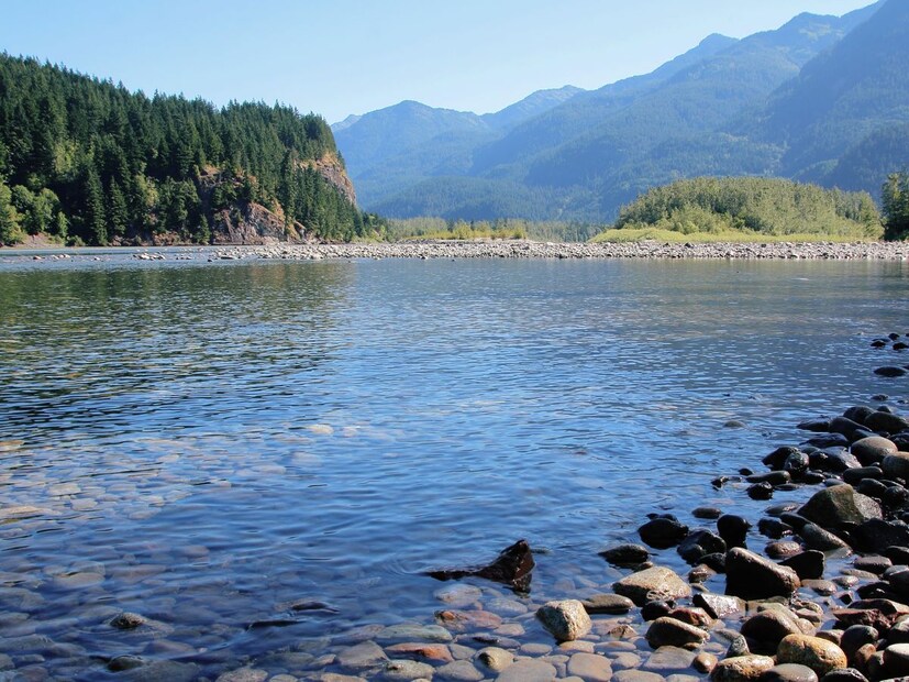 या प्रश्नाचं उत्तर आहे नाईल नदी (Nile River). ही नदी आफ्रिकेतील 11 देशांतून वाहते, त्यात इजिप्त, युगांडा, सुदान, दक्षिण सुदान, टांझानिया, र्वांडासह इतर देशांचा समावेश होतो. नाईल नदीची एकूण लांबी तब्बल 6,690 किलोमीटर इतकी आहे.