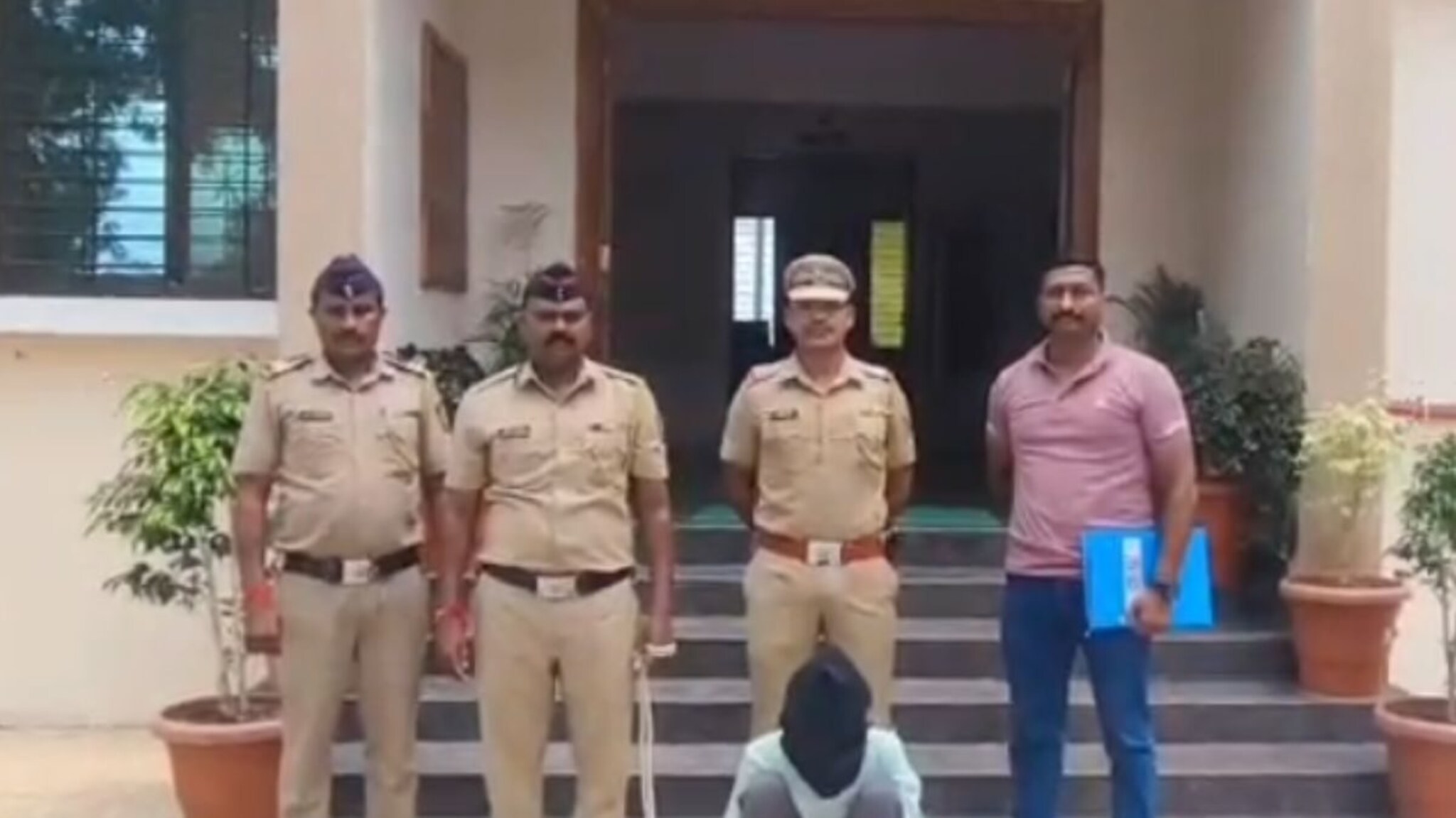 जेवणाच्या ताटावर पाडला रक्ताचा सडा, कुऱ्हाडीने वार करत मुलाकडून वडिलांची हत्या