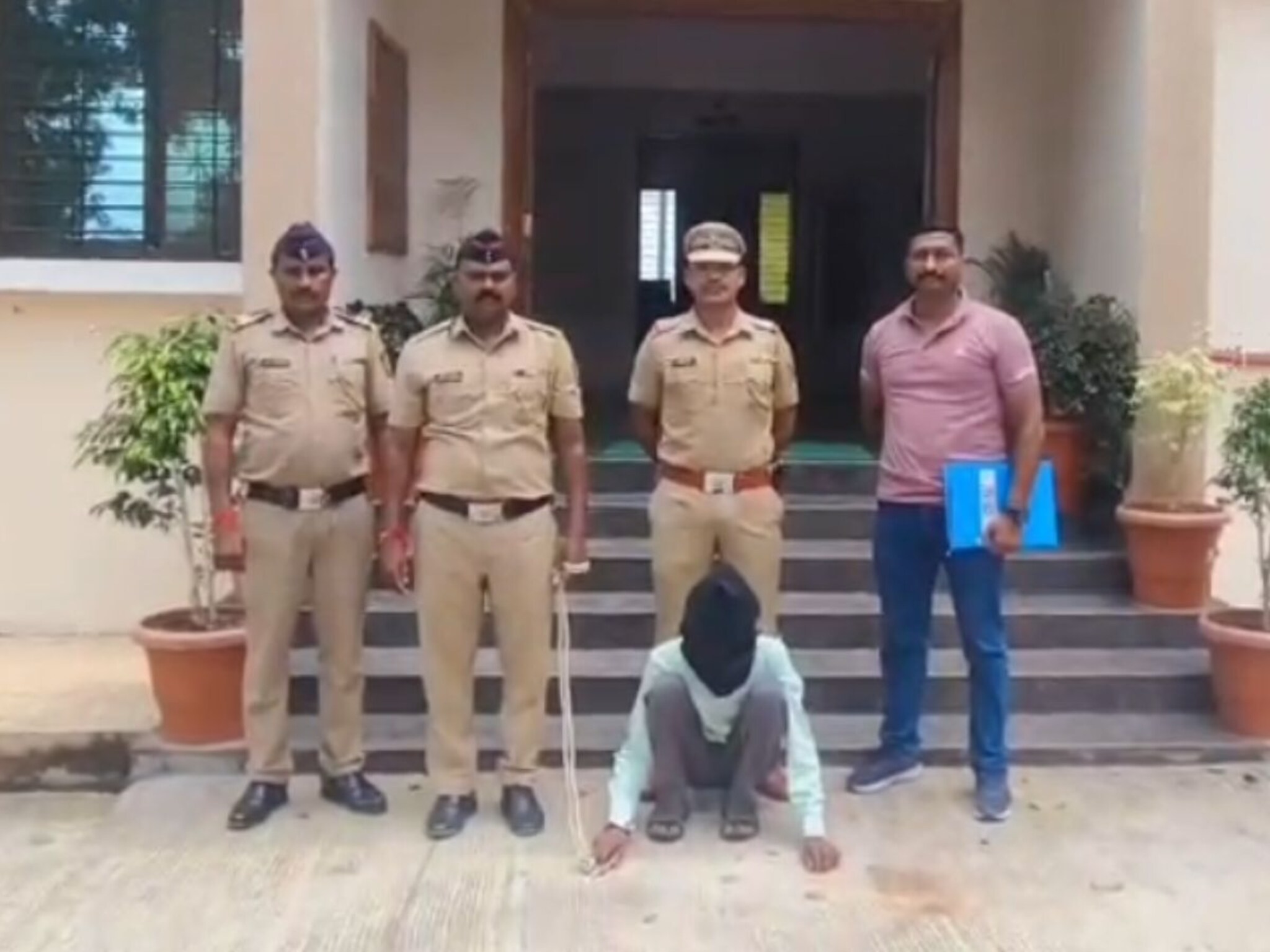 जेवणाच्या ताटावर पाडला रक्ताचा सडा, कुऱ्हाडीने वार करत मुलाकडून वडिलांची हत्या