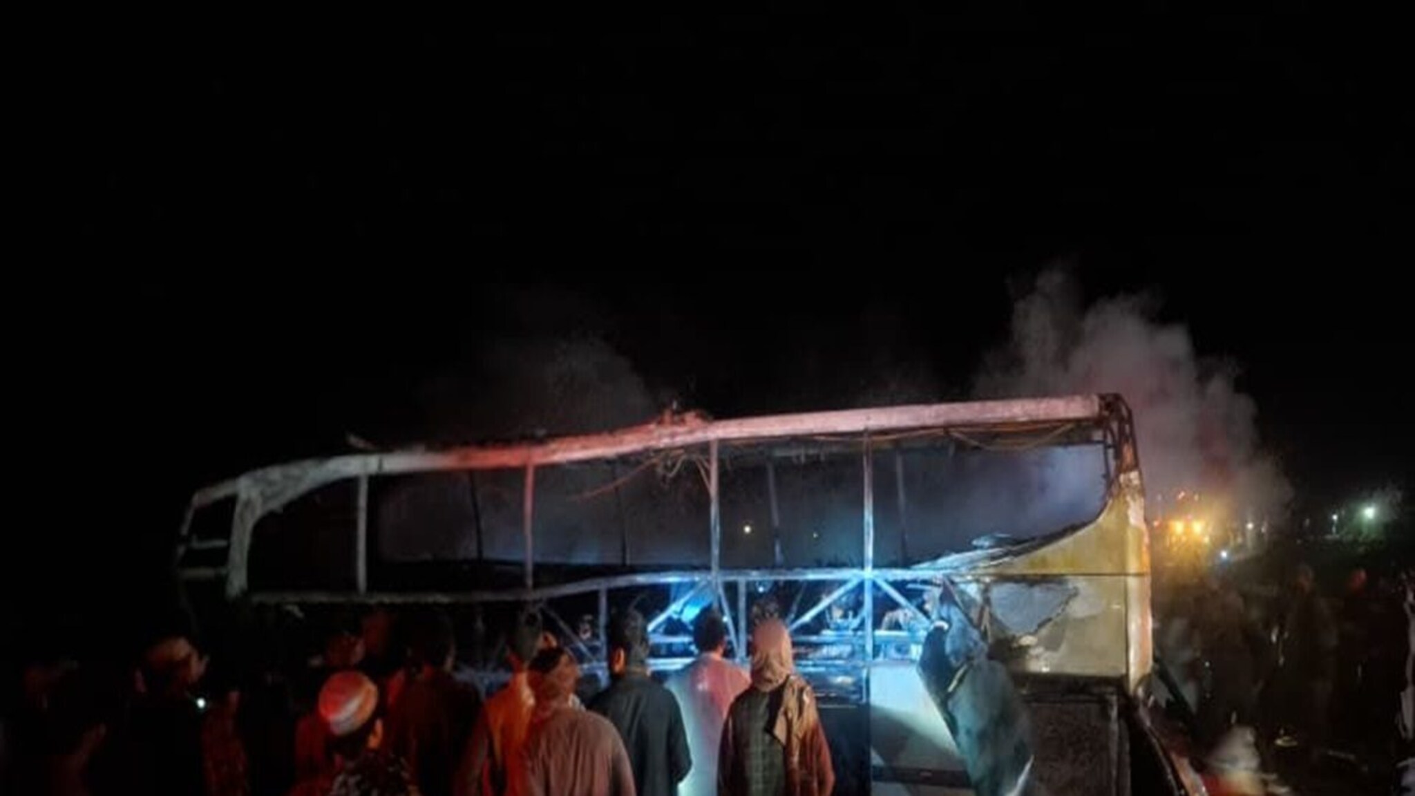 Road Accident: आधी बाईक नंतर टँकरवर आदळली बस, 71 लोकांनी जागीच गमवाला जीव