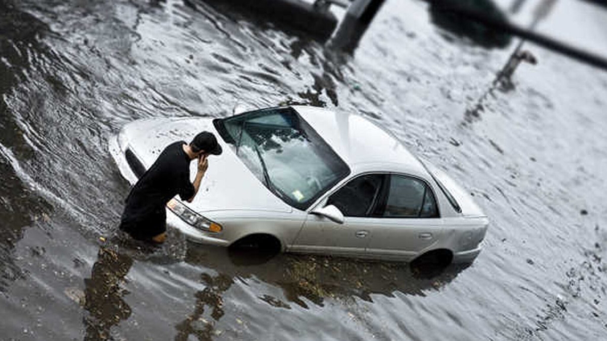 पाऊस, पुरात कारचं नुकसान झालं तर इन्शुरन्स मिळतं का? जाणून घ्या नियम