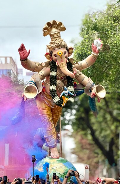 मुंबईतील अखिल चंदणवाडीचा गोड गणपती प्रसिद्ध आहे. यंदा या मंडळाची पृथ्वीवर उभ्या स्वरुपात बाप्पांची चतुर्भूज मूर्ती असून एका हातात शंख आहे. बाप्पांचं अत्यंत देखणं रुप भक्तांना भूरळ घालणारं आहे. 