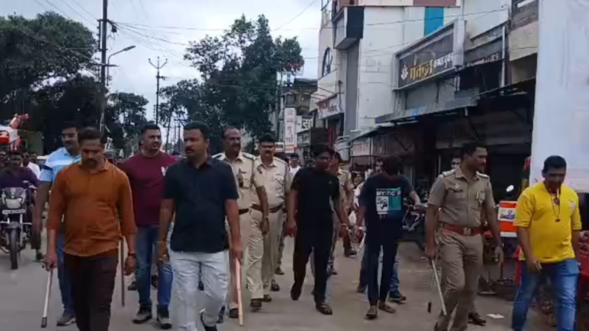 जळगावात नगरसेवकावर जीवघेणा हल्ला, पोलिसांनी हल्लेखोरांचा उतरवला माज,धिंड काढून..