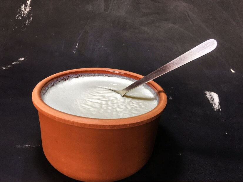 5) दही खाणं टाळा - सूर्यास्तानंतर दही खाणं टाळावं. दह्याचा संबंध शुक्र ग्रहाशी आहे. शुक्र हा धन-वैभव, आकर्षण आणि सौंदर्याचा कारक ग्रह मानला जातो. सूर्य आणि शुक्र यांच्यात मित्रता भाव नसल्यानं या काळात दही खाणं अनलकी ठरतं. तसंही दही दुपारच्या जेवणात खाण्याचा सल्ला दिला जातो. (सूचना : येथे दिलेली माहिती ज्योतिषीय ज्ञानावर आधारित आहे. याला कोणताही शास्त्रीय पुरावा नाही. न्यूज 18 मराठी त्याची हमी देत नाही.)
