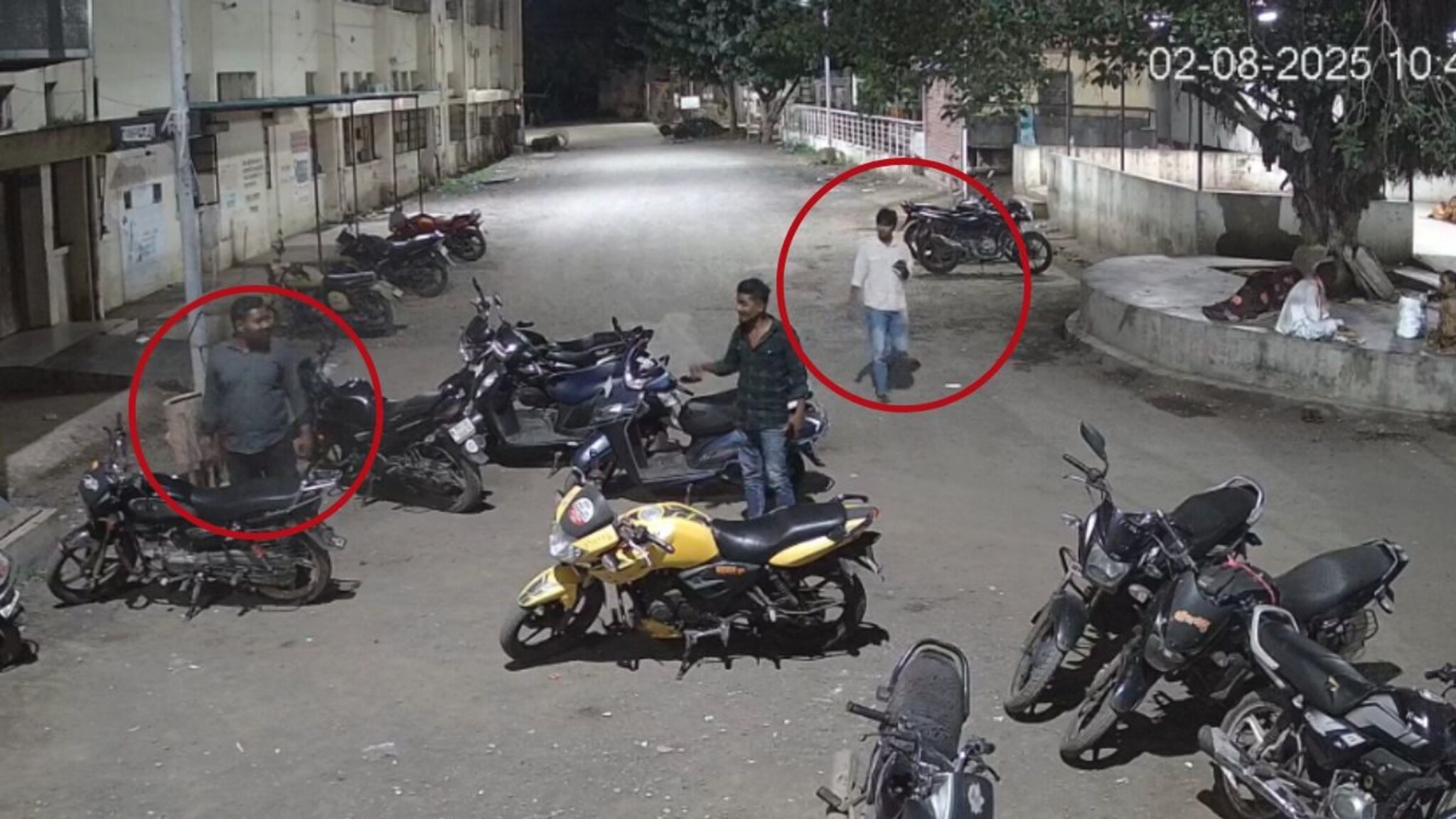 'तुला कापू का?' गळ्यावर कोयता लावून विकृताची डॉक्टरला धमकी, थरकाप उडवणारा CCTV VIDEO