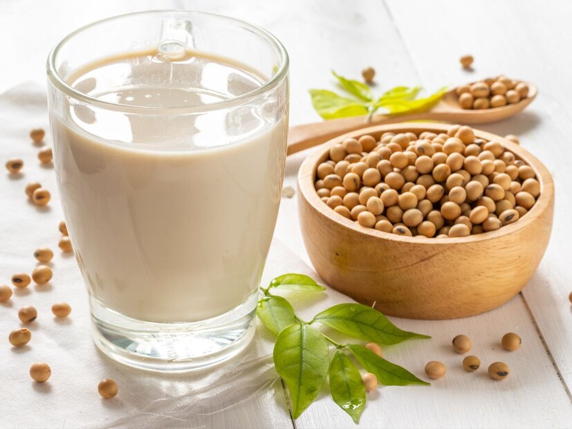 दोन्हीही डेअरी-फ्री, लॅक्टोज-फ्री असून हृदयासाठी चांगले आहेत. सोया मिल्क आणि आल्मंड मिल्क दोन्हींचे वेगवेगळे फायदे आहेत. योग्य पर्याय निवडताना तुमच्या हेल्थ गोल्स, प्रोटीनची गरज आणि ऍलर्जी या गोष्टींचा विचार करणं महत्त्वाचं आहे.