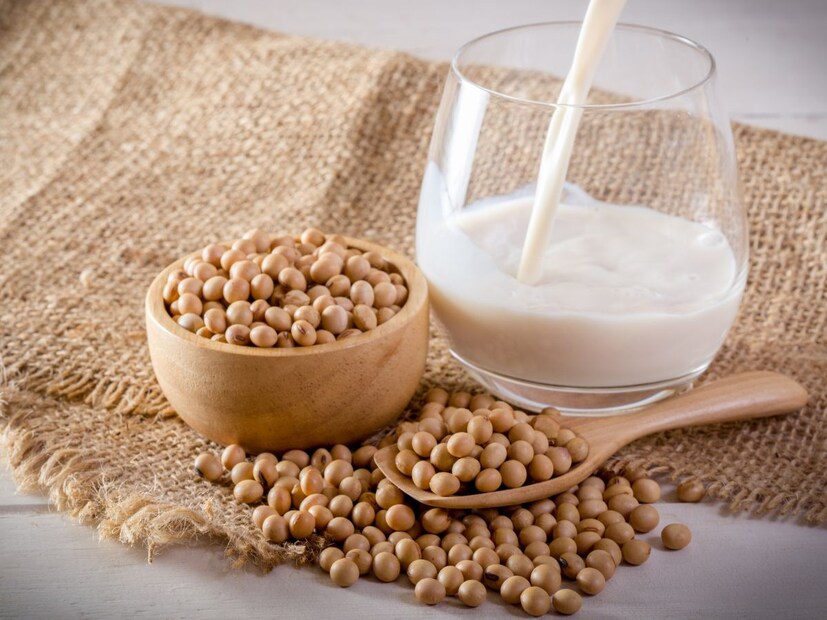 1. सोया मिल्क हे प्रोटीनचा उत्तम स्रोतसोया मिल्क हे सोयाबीनपासून तयार केलं जातं. यामध्ये नैसर्गिक प्रोटीन भरपूर प्रमाणात असतं. यामध्ये गाईच्या दुधाएवढं प्रोटीन मिळतं. शिवाय हे कोलेस्ट्रॉल कमी करण्यास मदत करते, ज्यामुळे ते हृदयासाठी फायदेशीर आहे. दूध न पचणाऱ्यांसाठी देखील हा उत्तम पर्याय आहे.