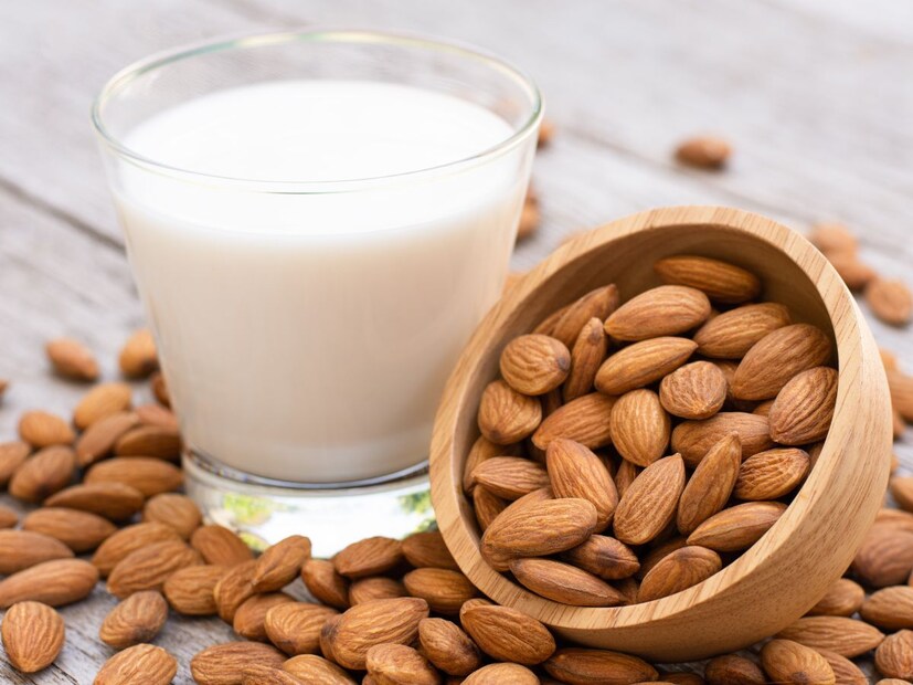 2. आल्मंड मिल्क किंवा बदाम मिल्क : लो-कॅलरी हेल्दी ड्रिंकबदामांचं दूध म्हणजे आल्मंड मिल्क हे हलकं, चवदार आणि लो-कॅलरी पर्याय आहे, त्यामुळे हा वजन कमी करू इच्छिणाऱ्यांसाठी उत्तम. यात हेल्दी मोनोअनसॅच्युरेटेड फॅट्स असतात. यात असलेल्या व्हिटॅमिन E मुळे हे त्वचेसाठी चांगलं आणि पचनासाठी सोपं.