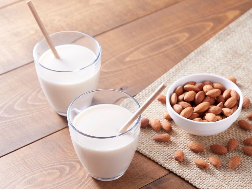 कोणतं निवडावं?जर तुमचं उद्दिष्ट प्रोटीन आणि मसल्सना पोषण द्यायचं असेल तर सोया मिल्क उत्तम.
जर तुम्ही लो-कॅलरी, हेल्दी फॅट्स शोधत असाल आणि वजन कमी करायचं असेल तर आल्मंड मिल्क योग्य.