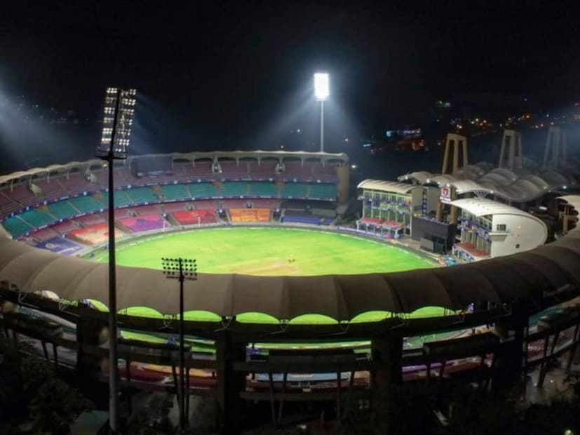 महिला आणि पुरुषांच्या क्रिकेटमध्ये बाऊंड्री लाईनचं अंतरही वेगवेगळं असतं. महिला क्रिकेटमध्ये बाऊंड्री लाईन पिचपासून 70 यार्ड (64 मीटर) पेक्षा जास्त आणि 60 यार्ड (54.86 मीटर) पेक्षा कमी नसावी. याउलट पुरुष क्रिकेटमध्ये बाऊंड्री लाईन मोठी असते. पुरुष क्रिकेटमध्ये बाऊंड्री कमीत कमी 65 यार्ड (59.43) आणि जास्तीत जास्त 90 यार्ड (82.29 मीटर) लांब असावी.