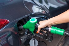 E20 Petrol मुळे मायलेज होतं कमी? इंजनही होईल खराब? तुमच्या प्रश्नांची उत्तरं