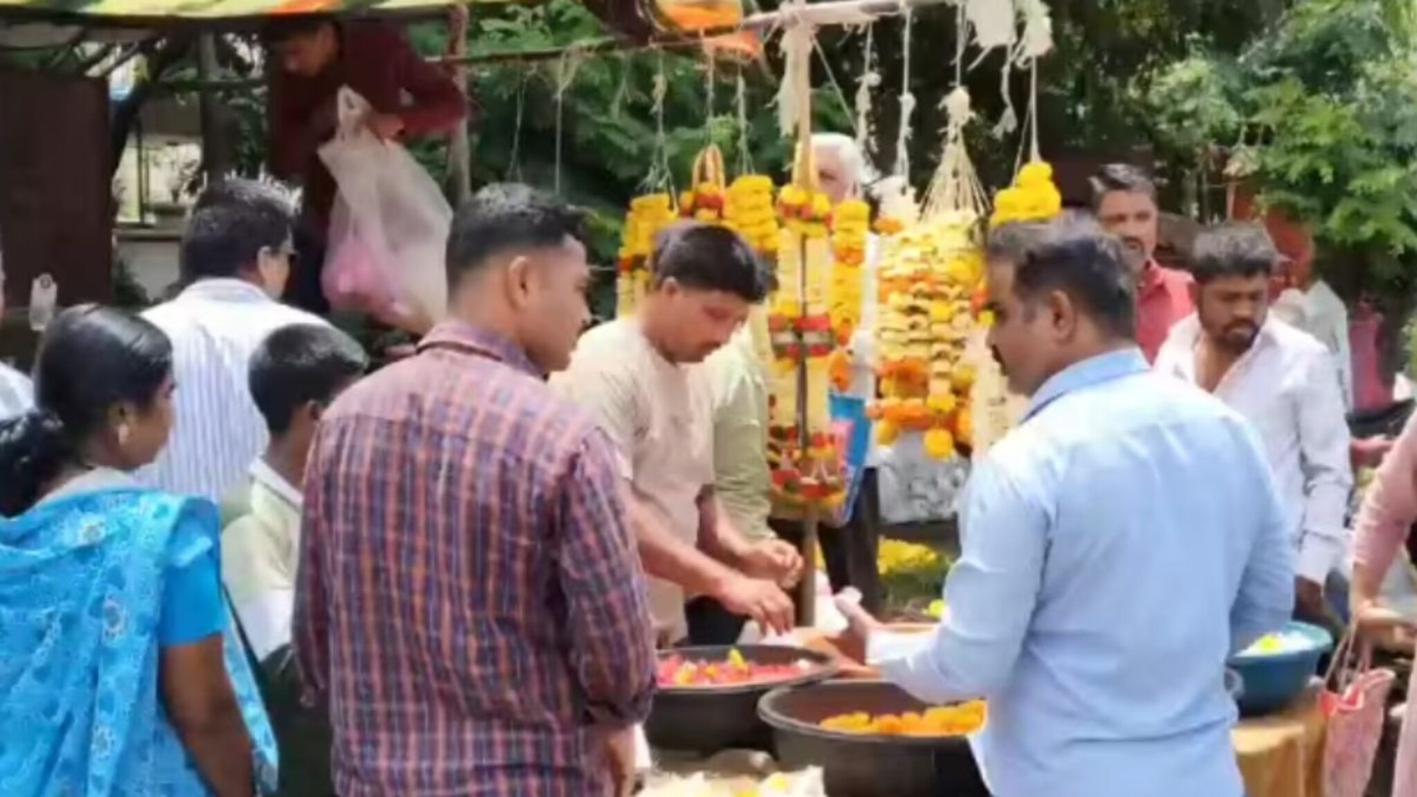 बाप्पाचं आगमन होताच फुलांनी मारली उसळी, झेंडू, गुलाब, शेवंतीचे दर किती?