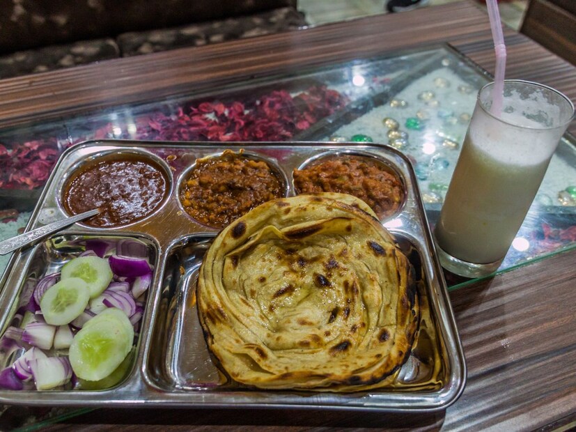 4. अमृतसरला पंजाबी तडकाअमृतसरचं प्रसिद्ध ‘अमृतसरी कुल्चा’ आणि लस्सी खाल्ल्याशिवाय पंजाबचा फूड टूर अपूर्ण आहे. सुवर्ण मंदिराजवळील लंगरमध्ये दिलं जाणारं साधं पण स्वादिष्ट जेवणही नक्की अनुभवावं.