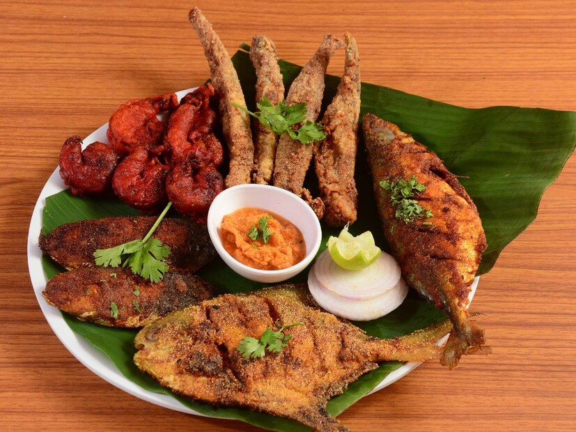 5. गोवा सीफूड आणि पोर्तुगीज फ्लेव्हरगोवा हे सीफूड लव्हर्ससाठी स्वर्ग आहे. प्रॉन्स करी, गोअन फिश थाळी, बेबिंका सारखी मिठाई आणि फेणी यांचा आनंद घेतल्याशिवाय गोव्याची सफर पूर्ण होत नाही.