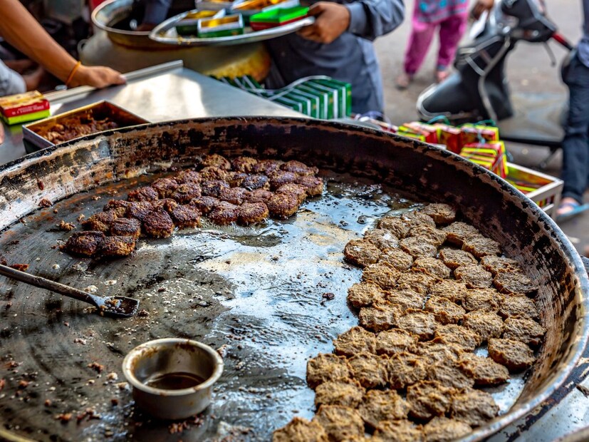 4. लखनऊ नवाबी खाण्याचा अनुभवलखनऊ हे आपल्या नवाबी खाण्यासाठी प्रसिद्ध आहे. गलौटी कबाब, टुंडे कबाब, निहारी आणि शीरमल या डिशेस लखनौला भेट दिल्याशिवाय नक्की चाखायला हव्यात. येथील मुघलाई फ्लेव्हर तुमच्या जिभेवर अविस्मरणीय चव सोडेल.