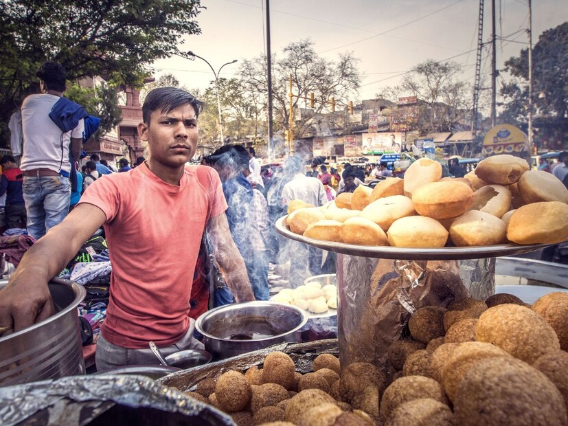 1. दिल्ली स्ट्रीट फूडचं हब आहेदिल्लीचं नाव घेतलं की लगेच लक्षात येतं ते चाट, गोलगप्पे, कबाब आणि पराठेवाली गली. जुनी दिल्लीतील चांदणी चौक हा स्ट्रीट फूड प्रेमींसाठी स्वर्ग आहे. इथे तुम्हाला छोले-भटुरे, दही भल्ले, मलाई लस्सी यांसारख्या चविष्ट डिशेस मिळतील.