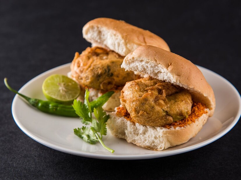 2. मुंबई वडापाव ते सीफूडमुंबईचं स्ट्रीट फूड जगप्रसिद्ध आहे. व्हडापाव, पावभाजी, भेलपुरी, आणि जूहू चोपाटीवरील शेवपूरी नक्की ट्राय करा. सीफूड रेस्टॉरंट्समध्ये बॉम्बिल फ्राय आणि प्रॉन्स करी ही चाखायलाच हवी. शिवाय मिसळ देखील खूप प्रसिद्ध आहे.