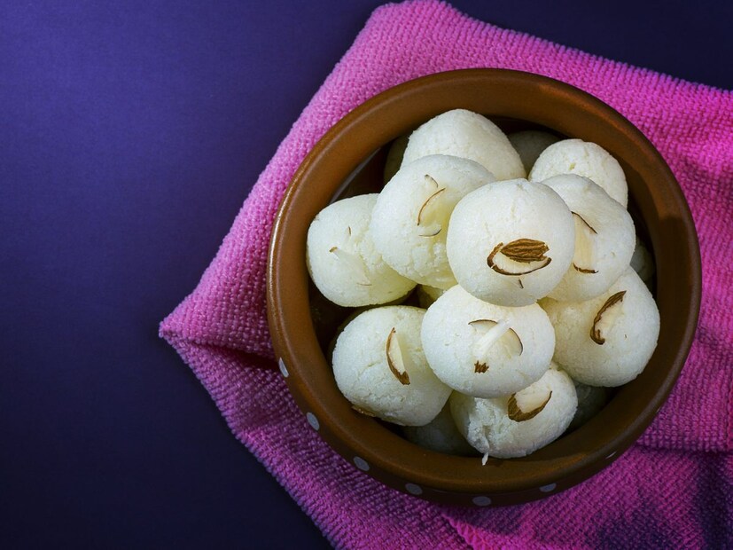 3. कोलकाता मिठाई आणि मच्छी प्रेमींसाठी बेस्टकोलकाता म्हटलं की रसगुल्ला आणि मिष्टी दोई ही मिठाई मनात येते. याशिवाय इथलं फिश करी-राइस आणि पुचका (पाणीपुरी) खायला विसरू नका. कोलकात्याचं स्ट्रीट फूडही देशभर प्रसिद्ध आहे.