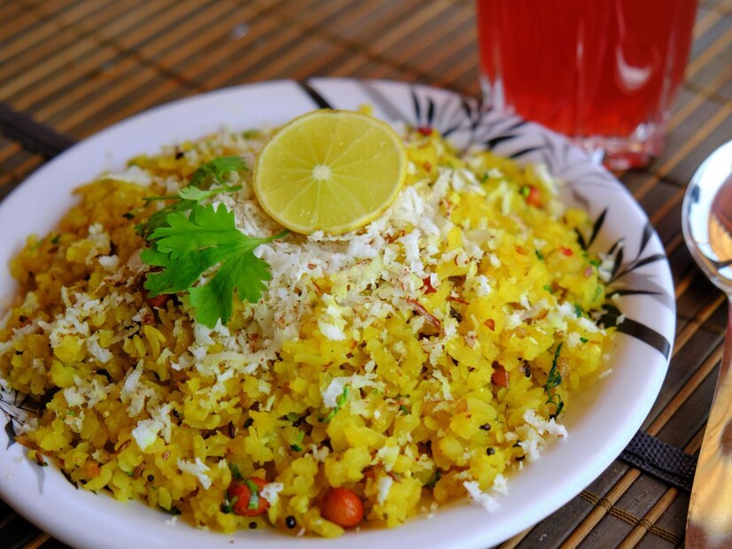 3. इंदूर खाणाऱ्यांसाठी मेजवानीइंदूरचं सराफा बाजार रात्री जागं होतं आणि तिथे पोहा-जलेबी, भुट्टे का किस, गराडू, आणि मालपुआसारखे असंख्य स्ट्रीट फूडचे ऑप्शन्स मिळतात. फुडी प्रवाशांसाठी इंदूर म्हणजे फूड पॅराडाईज आहे.