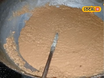 सोलापुरातील प्रसिद्ध पेढा, खाण्यासाठी असते मोठे गर्दी, काही तासातच संपतात पेढे सोलापुरातील प्रसिद्ध पेढा, खाण्यासाठी असते मोठे गर्दी, काही तासातच संपतात पेढे