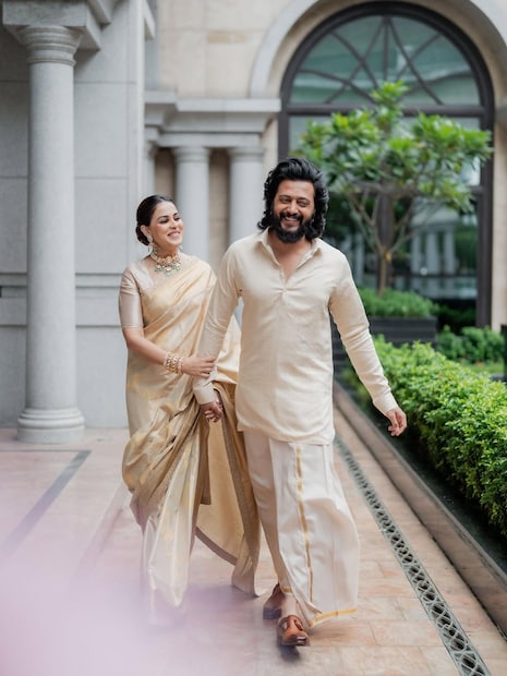महाराष्ट्रातील लाडकं सेलिब्रिटी जोडपं म्हणजे रितेश देशमुख आणि जिनिलिया देशमुख. महाराष्ट्रातील लाडकं सेलिब्रिटी जोडपं म्हणजे रितेश देशमुख आणि जिनिलिया देशमुख.