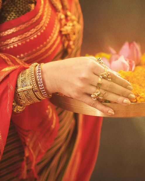 अशातच नुकतंच जिनिलियाने गणेशोत्सवानिमित्त खास फोटो शेअर केले आहेत. यावेळी तिचा खास मराठमोळा अंदाज पाहायला मिळला.