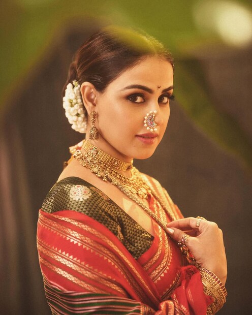 जिनिलियाने हे फोटो शेअर करत मराठीमधून चाहत्यांना गणेशोत्सवाच्या शुभेच्छा दिल्या आहेत. तिने लिहिलं, 'गणेश चतुर्थीच्या हार्दिक शुभेच्छा!!!'