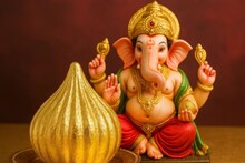 बाप्पासाठी काहीही, तयार केले अनोखे मोदक; भक्तांची दुकानाबाहेर रांग, थक्क व्हाल