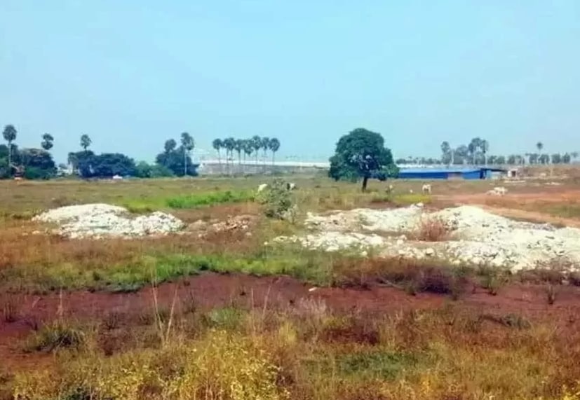 भारतातील एखादी व्यक्ती बराच काळ सरकारी जमिनीवर राहत असेल किंवा वापरत असेल, तर तो त्या जमिनीचा मालक होऊ शकतो का? हा प्रश्न अनेक लोकांच्या मनात आहे. तर या प्रश्नाचे उत्तर असे आहे की अशा प्रकारे सरकारी जमिनीवर कब्जा करून मालक बनणे सोपे नाही. यासाठी काही कठोर नियम आणि कायदे आहेत, जे समजून घेणे खूप महत्वाचे आहे. भारतातील एखादी व्यक्ती बराच काळ सरकारी जमिनीवर राहत असेल किंवा वापरत असेल, तर तो त्या जमिनीचा मालक होऊ शकतो का? हा प्रश्न अनेक लोकांच्या मनात आहे. तर या प्रश्नाचे उत्तर असे आहे की अशा प्रकारे सरकारी जमिनीवर कब्जा करून मालक बनणे सोपे नाही. यासाठी काही कठोर नियम आणि कायदे आहेत, जे समजून घेणे खूप महत्वाचे आहे.