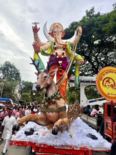 मुंबईतील ग्रँट रोड परिसरातील स्लेटर रोडचा राजा गणेश मंडळ प्रसिद्ध आहे. यंदा स्लेटर रोडच्या राजाचं (ग्रँट रोड) देखणं रूप डोळ्याचं पारणं फेडणारं आहे. शंख चक्रधारी चतुर्भूज रुपात असणारी बाप्पांची मूर्ती भाविकांच्या डोळ्याचं पारणं फेडणारी आहे. 