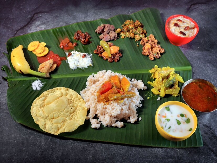 पण तुम्हाला माहितीय का की तज्ज्ञांच्या मते, रात्री उशिरा किंवा पोटभर जेवणे हे आरोग्यासाठी धोकादायक ठरू शकते. शरीराचा मेटाबॉलिझम रात्री मंदावतो, त्यामुळे उशिरा घेतलेले आणि जड अन्न पचायला जास्त वेळ लागतो. यामुळे पचनाच्या समस्या, अॅसिडिटी, छातीत जळजळ आणि झोपेची गुणवत्ता कमी होण्याची शक्यता वाढते.