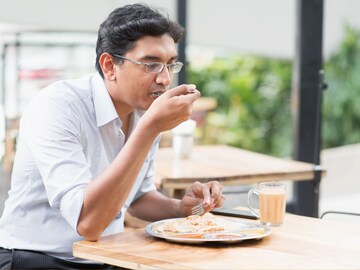 रात्री कधीही पोटभर जेवू नका, कारण समजलं तर आत्ताच कमी कराल अन्न रात्री कधीही पोटभर जेवू नका, कारण समजलं तर आत्ताच कमी कराल अन्न