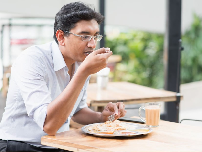 हल्ली घरातील बहुतांश मंडळी ही कामासाठी दिवसभर घराबाहेर असतात. अशात दिवस संपूर्ण धावपळीचा जातो. त्यामुळे दिवसभर जेवायला किंवा काही खायला लोकांना वेळ मिळत नाही. अशावेळी बहुतांश लोक असा विचार करतात की रात्री घरी गेल्यानंतर रात्रीचं जेवण आम्ही आरामात आणि पोटभर जेऊ, जे चवीला ही उत्तर आणि चमचमीत असेल. हल्ली घरातील बहुतांश मंडळी ही कामासाठी दिवसभर घराबाहेर असतात. अशात दिवस संपूर्ण धावपळीचा जातो. त्यामुळे दिवसभर जेवायला किंवा काही खायला लोकांना वेळ मिळत नाही. अशावेळी बहुतांश लोक असा विचार करतात की रात्री घरी गेल्यानंतर रात्रीचं जेवण आम्ही आरामात आणि पोटभर जेऊ, जे चवीला ही उत्तर आणि चमचमीत असेल.