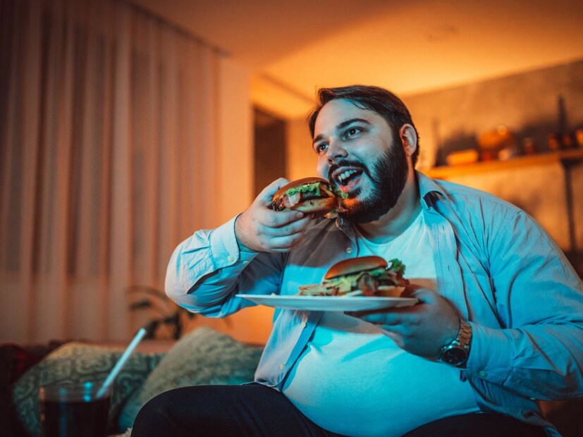 ‘जर्नल ऑफ क्लिनिकल स्लीप मेडिसिन’मधील संशोधनानुसार, झोपण्याच्या 2-3 तास आधी जड जेवण केल्यास पोटातील आम्ल वर येण्याची समस्या (Acid Reflux) वाढते. पचन नीट न झाल्याने गॅस, फुगलेपणा आणि पोटदुखी होऊ शकते. लठ्ठपणा वाढणे, ब्लड शुगर लेव्हल बिघडणे आणि हृदयविकाराचा धोका यासारखे परिणामही दिसून येतात.