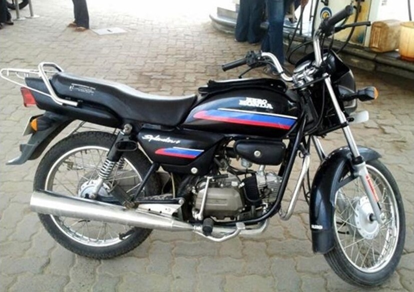१९८० च्या दशकात हिरो होंडाच्या सीडी १०० चा बोलबाला होता. तब्बल ५ वर्ष ग्रामीण आणि शहरी भागामध्ये सीडी १०० ची जोरदार विक्री झाली. पण हिरो होंडाने १९९० च्या उत्तरार्धात स्प्लेंडर मार्केटमध्ये लाँच केली. स्प्लेंडर ही सीडी १०० पेक्षा उत्तम इंजिन आणि डिझाइनच्या तुलनेत बेस्ट होती. त्यामुळे सीडी १०० ची विक्री कमी होत गेली. सीडी १०० ची जागा स्प्लेंडरने घेतली. 