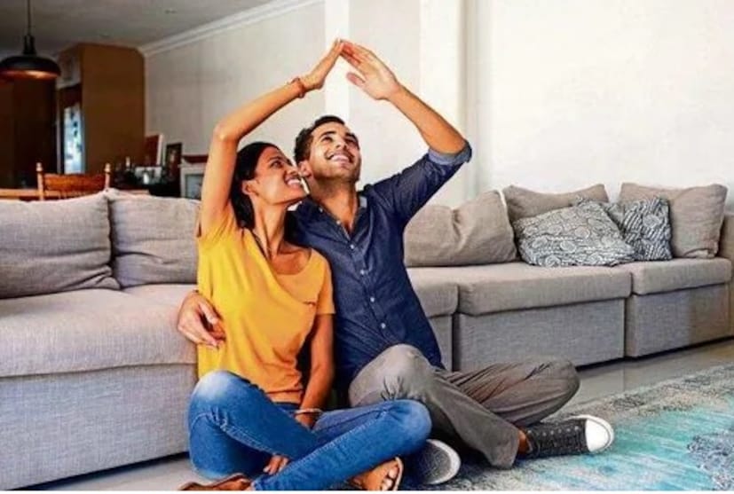 उरलेल्या रकमेसाठी कर्ज घेतले जाऊ शकते, परंतु कर्जाची रक्कम घराच्या एकूण किमतीच्या ६५ टक्क्यांपेक्षा जास्त नसावी, याकडे लक्ष देणे गरजेचे आहे. तिसरा आणि सर्वात महत्त्वाचा नियम मासिक हप्त्याच्या (EMI) व्यवस्थापनावर आधारित आहे. जर तुमचा इन-हँड पगार १.६ लाख रुपये असेल, तर तुमचा मासिक हप्ता जास्तीत जास्त ५५ ते ६० हजार रुपयांपेक्षा जास्त नसावा.